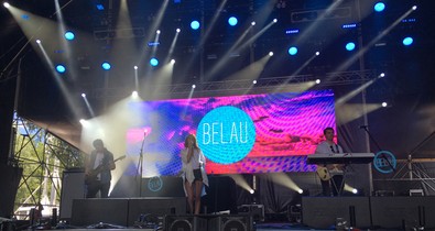 A Belau zenéjével nyaralni visz