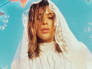 Kim Kardashian szexéhes menyasszonyként pózol