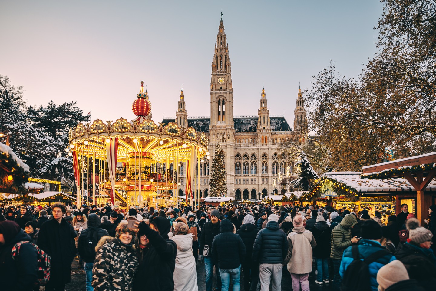 A Wiener Christkindlmarkt und Weihnachtstraum Bécs legnagyobb és legismertebb karácsonyi vására, de a népszerűség kéz a kézben jár a tömeggel. A tömegiszonnyal küzdők számára megoldást nyújthat a kevésbé ismert, de a helyiek által is preferált Belvedere-palota karácsonyi faluja, ahol az árusok kínálata mellett a pompás, 18. századi barokk építészet szépségeire is rácsodálkozhatunk. 