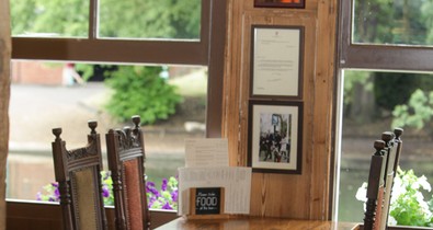 Etetőszéket tartanak fent a kis hercegnek egy cambridge-i pubban
