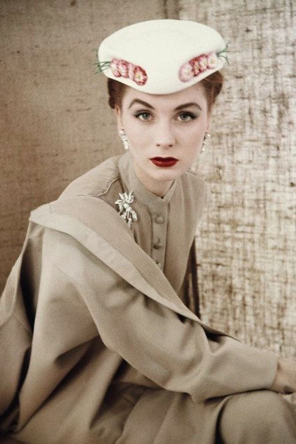 Clifford Coffin híres fotósorozatában Christian Dior kreációit viseli.