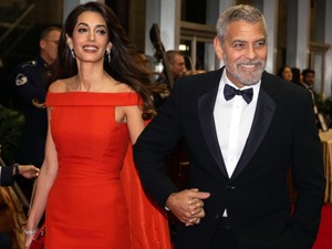 Amal Clooney istennőként ragyogott a vörös szőnyegen, míg George Clooney a ruháját igazgatta