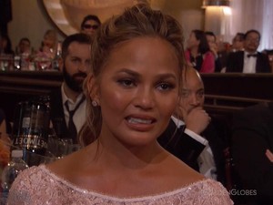 Tiszta véreres lett Chrissy Teigen cicije, és nagyon-nagyon megijedt