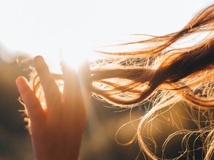 Otthoni hajápolás: így küzdhetsz a száraz és töredezett hajvégek ellen