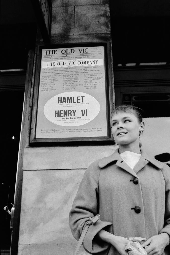 Judi Dench az Old Vic színház előtt, a Hamletet és a VI. Henrik című darabot reklámozó plakát előtt pózol. (1957)