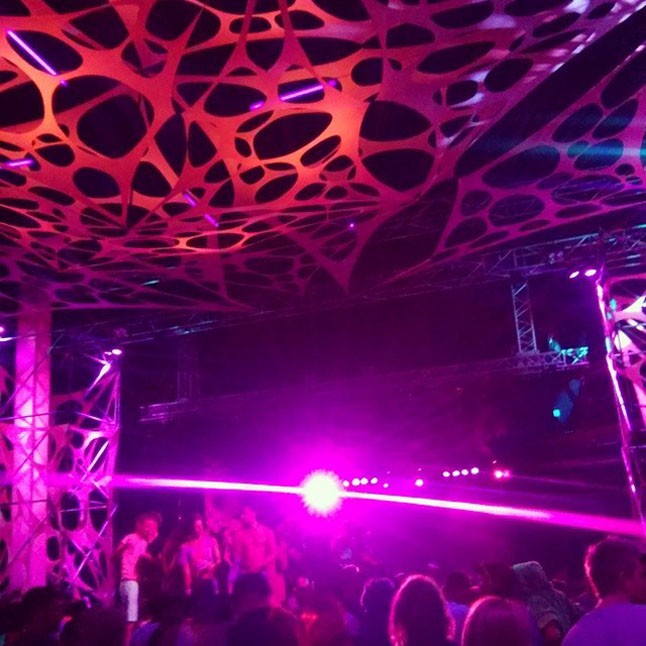 És végezetül egy hajnalig tartó buli a Magic Mirrorban.