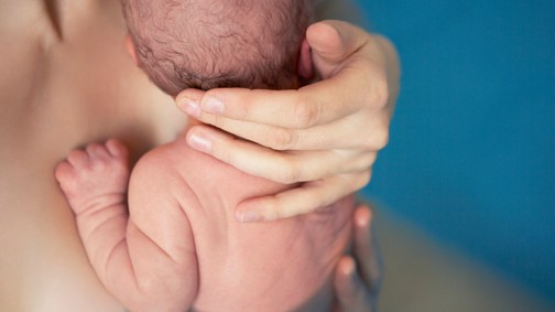 Megható és természetes élmény a vízben szülés a terhesség nehézségei után