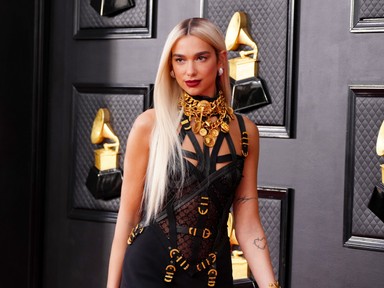 Dua Lipa tetőtől talpig Versacéban ragyog Milánóban