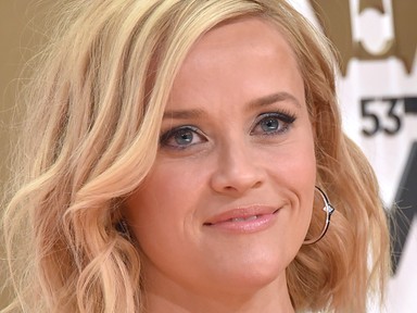 Reese Witherspoon beragyogta a díjátadó gálát ebben a szexi miniben