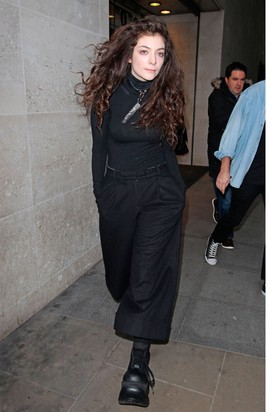 A göndör hajú popsztár a magánéletében szereti a meghökkentő, divatosnak nem éppen nevezhető kiegészítőket.