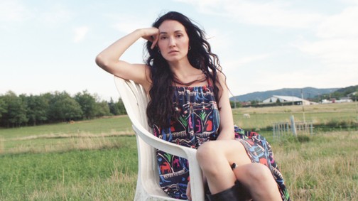 A Tomcsányi divatmárka és Eged Enikő közös kapszulakollekciója a slow living és népi motívumok jegyében