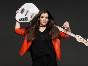KLIPPREMIER: A világ legjobb női basszusgitárosa egy magyar lány, itt az első klipje is