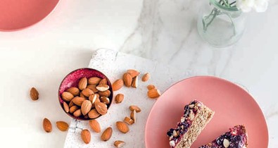 Így készítheted el a szuperegészséges málnás-áfonyás granolaszeletet