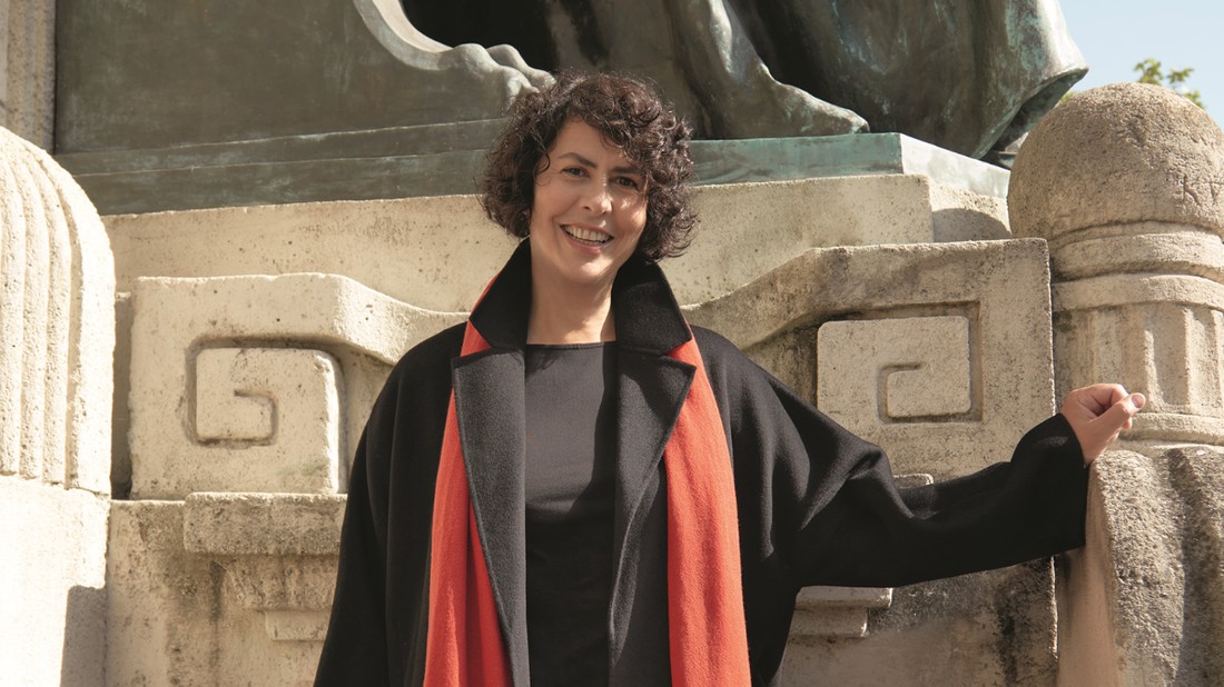 A Kodály Intézet igazgatójaként dr. Rajk Juditnak rengeteg terve van - Kabát és kasmírsál: MASSIMO DUTTI, Felső: COS