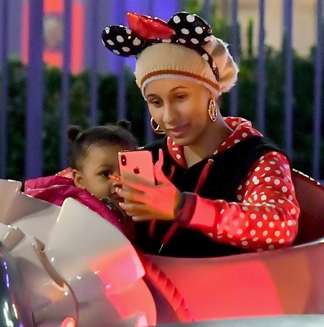 Cardi B smink nélkül Disneylandben