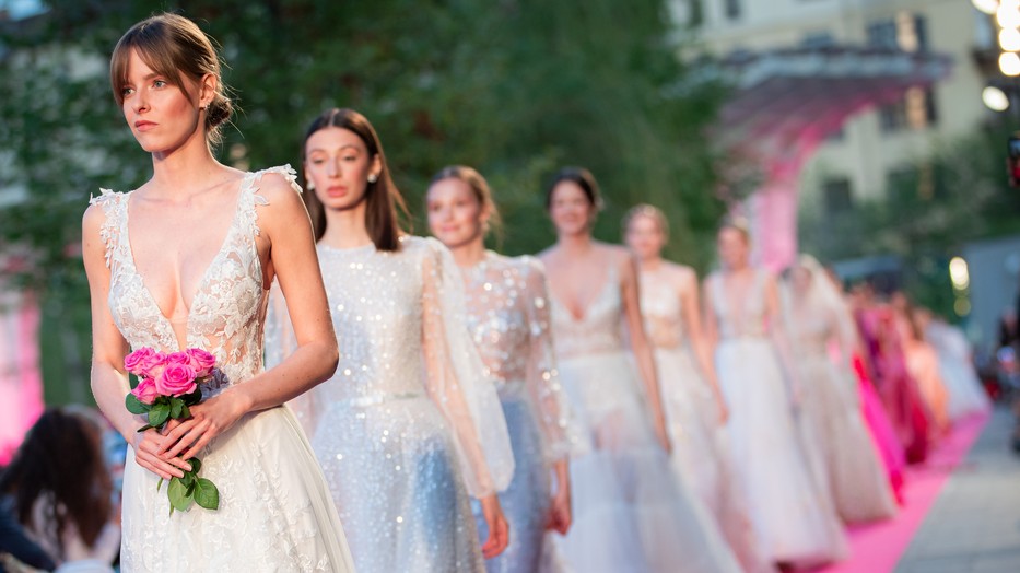 Álomszép esküvői és menyecske ruhák sétáltak végig a parkban