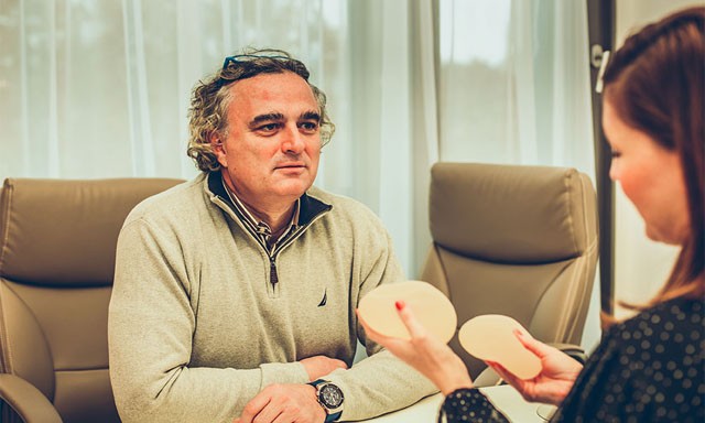 Dr. Gacs János, a Dr. Rose Budapest Plasztikai Intézet plasztikai sebésze