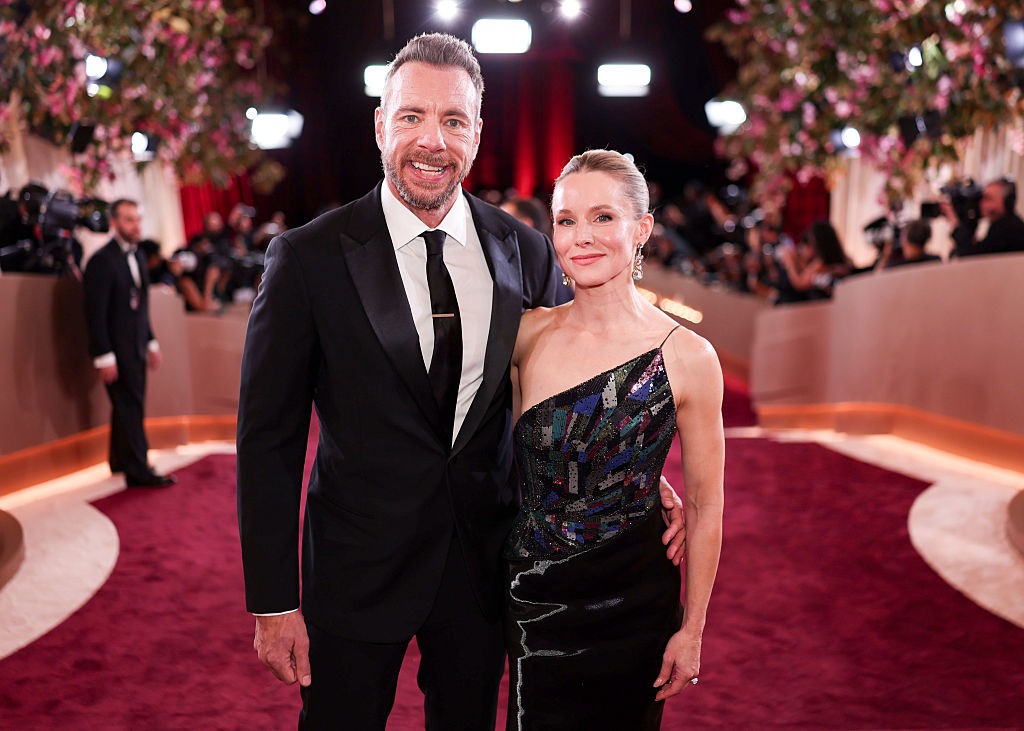 Kristen Bell és Dax Shepard - A sorozat női főszereplője, Kristen Bell 2013 októbere óta él házasságban a szintén színész Dax Sheparddel, akivel egy Beverly Hills-i bíróság apró házasságkötő termében mondták ki a boldogító igent. A pár egy szűk körű vacsorán találkozott először, ám a szikra csak két héttel később, egy közös hokimeccsen pattant ki. Házasságukból két kislányuk született: Lincoln 2013-ban, Delta pedig 2014-ben. Shepard ráadásul zseniális humorral kezeli felesége és Adam Brody képernyőn látott forró pillanatait. Egy 2024-es interjúban viccesen megjegyezte, hogy a sorozatbéli csókjelenetüket látva még a gyerekkori barátja is megkérdezte tőle: „Téged csókolt már valaha így?” – amire ő csak annyit felelt, azt sem tudta, hogy a felesége tud így csókolózni.