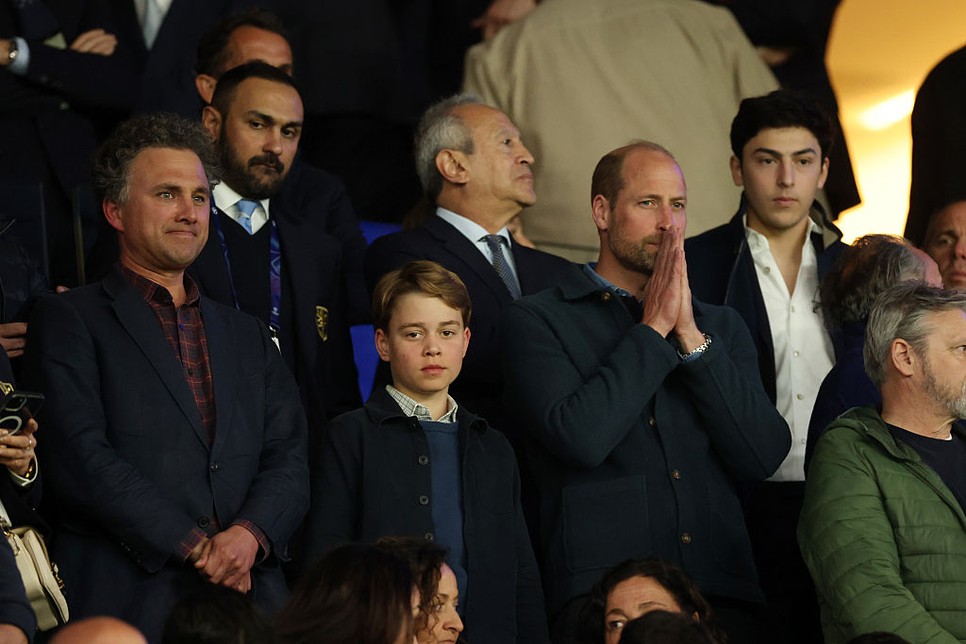 György herceg még csak 12 éves, de már most látszik, hogy nagyon magas férfi lesz belőle