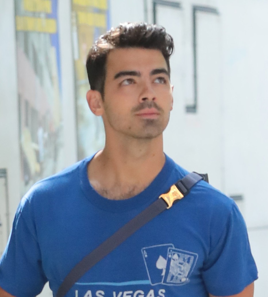 Ritkán látni ennyire jól öltözött pasit, mint Joe Jonas