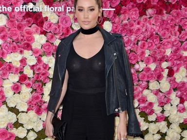 Mellbimbótapasz! Ashley Tisdale ciki pillanata a vörös szőnyegen