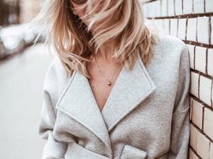 Egy nagyon trendi szettben hangolódik Cakó Kinga a Women Of The Year gálára