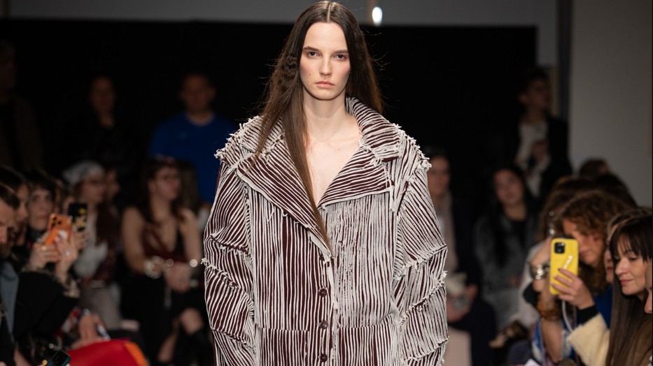 Szarvas Valentin a Moholy-Nagy Művészeti Egyetemen végzett, mestermunkáját rektori különdíjjal jutalmazták. Jelenleg a Magyar Művészeti Akadémia ösztöndíjasa.