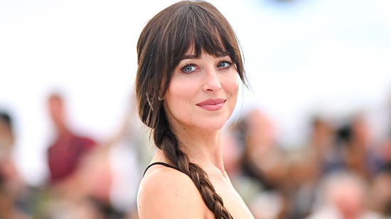 Dakota Johnson elhozta a világ legzavarbaejtőbb dekoltázsát: komoly bátorság kellett ehhez a Ferragamo ruhához