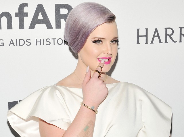 kelly osbourne, haj, frizura, punk haj, taréj, kinyírva, alányírás, lila haj