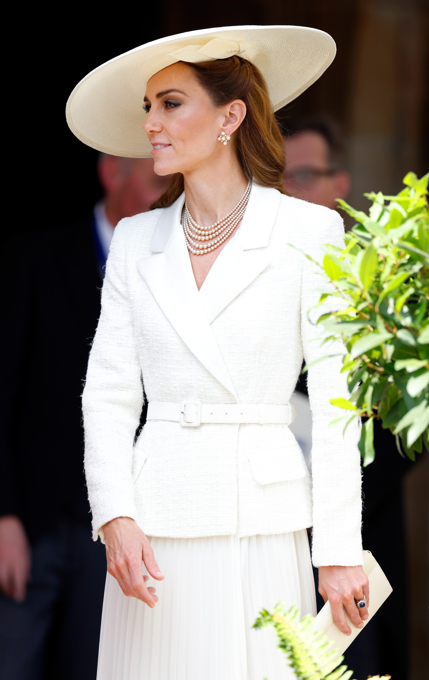 Katalin hercegné nem egyszer viselte már ezt a ruhát, és  nem véletlenül. Mesésen áll neki, valamint az újrahordásra inspirál. A már jól bevált Self-Portrait ruha egy krémszínű darab, bouclé hatású blézerfelsővel és részben áttetsző, csipkés, rétegezett midi szoknyával. A hercegné a szettet Susan Caplan nyolcvanas évekbeli, ötsoros gyöngy nyakláncával és egy vintage gyöngy fülbevalóval koronázta meg.  