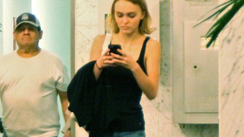 Nagyon kis sovány Johnny Depp lánya