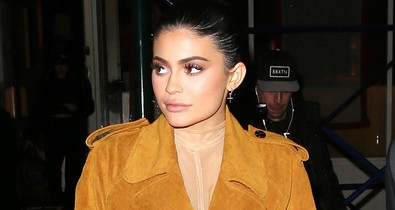 Jó ég! Mi ez, amit Kylie Jenner ruha helyett felvett?