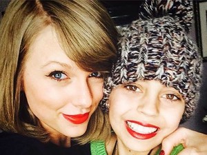 Szívszorító! Taylor Swift meglepetése a haldokló rajongónak