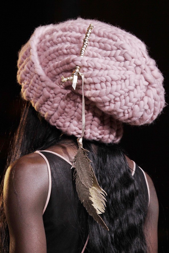 Igazából, akármit beletűzhetsz díszítésként. Felszín van rá bőven.