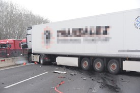 Az M5-ös autópálya felé vezető oldalon mentek egymásnak a kamionok / Fotó: BM OKF