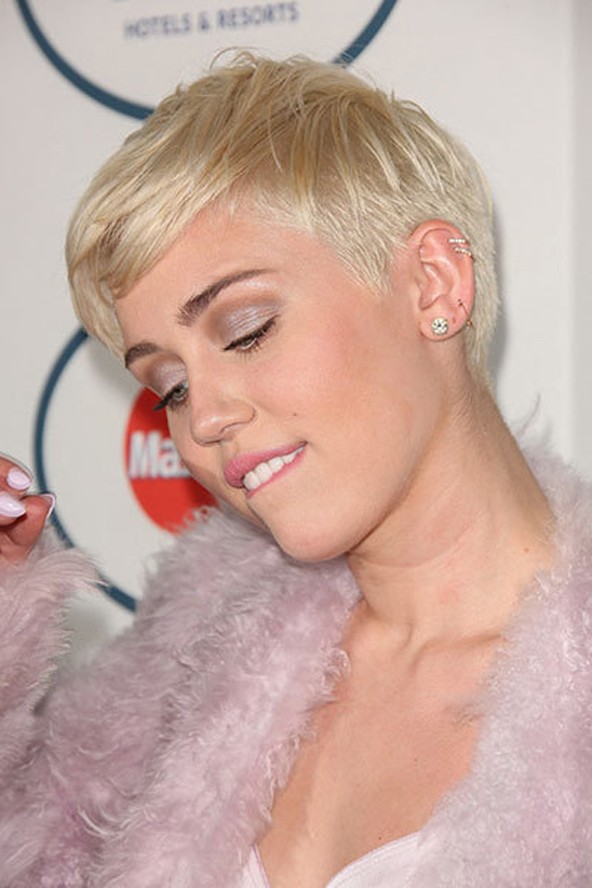 Miley ezüstös ünnepi sminkje