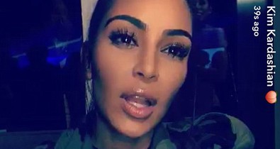 Ajjaj! Kim Kardashian horrorisztikus szettben villantott