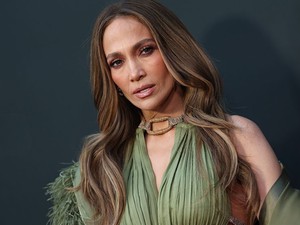 Jennifer Lopez aprócska szettje nem sokat hagy a képzeletre, tangás body-ban állt színpadra