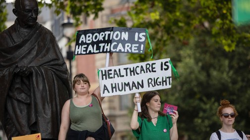 A szívhang kényszerű meghallgatása az abortuszok számát nem csökkenti, csak a nők jogait csorbítja