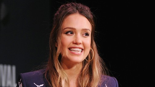 Jessica Alba egy áruház próbafülkéjében szoptatta újszülöttjét