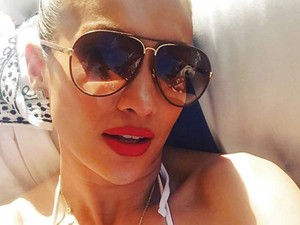 Jennifer Lopez őrületes bikinis szelfit posztolt