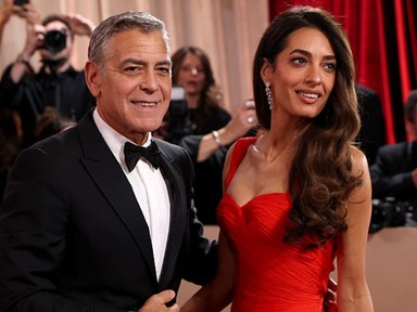 Amal Clooney meztelenruhában ragyogott, királynőként tündökölt George Clooney oldalán