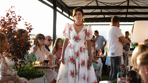 Pompás ruhakölteményeket mutattak be magyar tervezők a The Garden Show-n