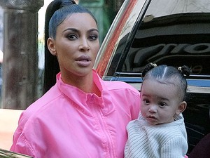 Kim Kardashian kislánya teljesen úgy néz ki, mint anyukája ezen a strandfotón