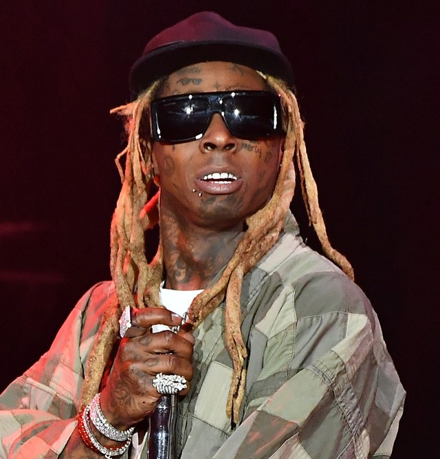A rapper Lil Wayne elmondása alapján mindössze 11 éves volt, amikor lényegében egy nála két évvel idősebb lány rákényszerítette a szexuális aktusra. Bár igyekszik mindezt viccnek beállítani, de mintha nem lenne túl szép emlék számára az első alkalom...