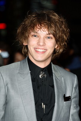 Néhány héttel később, a film londoni premierjén már rövid hajjal mosolygott a kameráknak. Ezen a képen alig ismerünk rá! (2008)