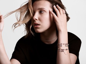 Mostantól biztosan Pandora ékszereket vásárolsz majd: Millie Bobby Brown a márka új arca
