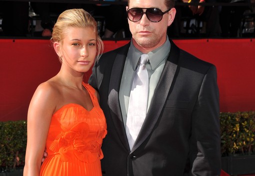 Elakad a szavunk: Így nézett ki Hailey Bieber, amikor életében először vonult végig a vörös szőnyegen