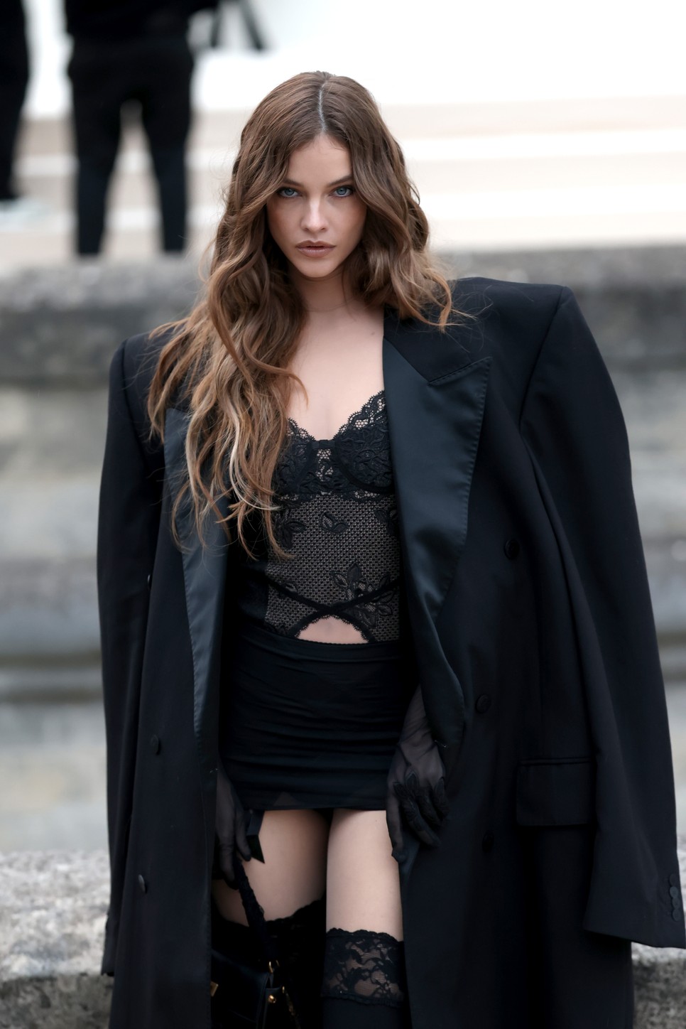 Palvin Barbara a Balenciaga  2025-2026-os őszi-téli divatbemutatóján a Paris Fashion Weeken, a Les Invalides-ban.