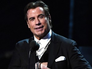 Jesszus! John Travolta tényleg komolyan gondlja ezt a kopaszságot